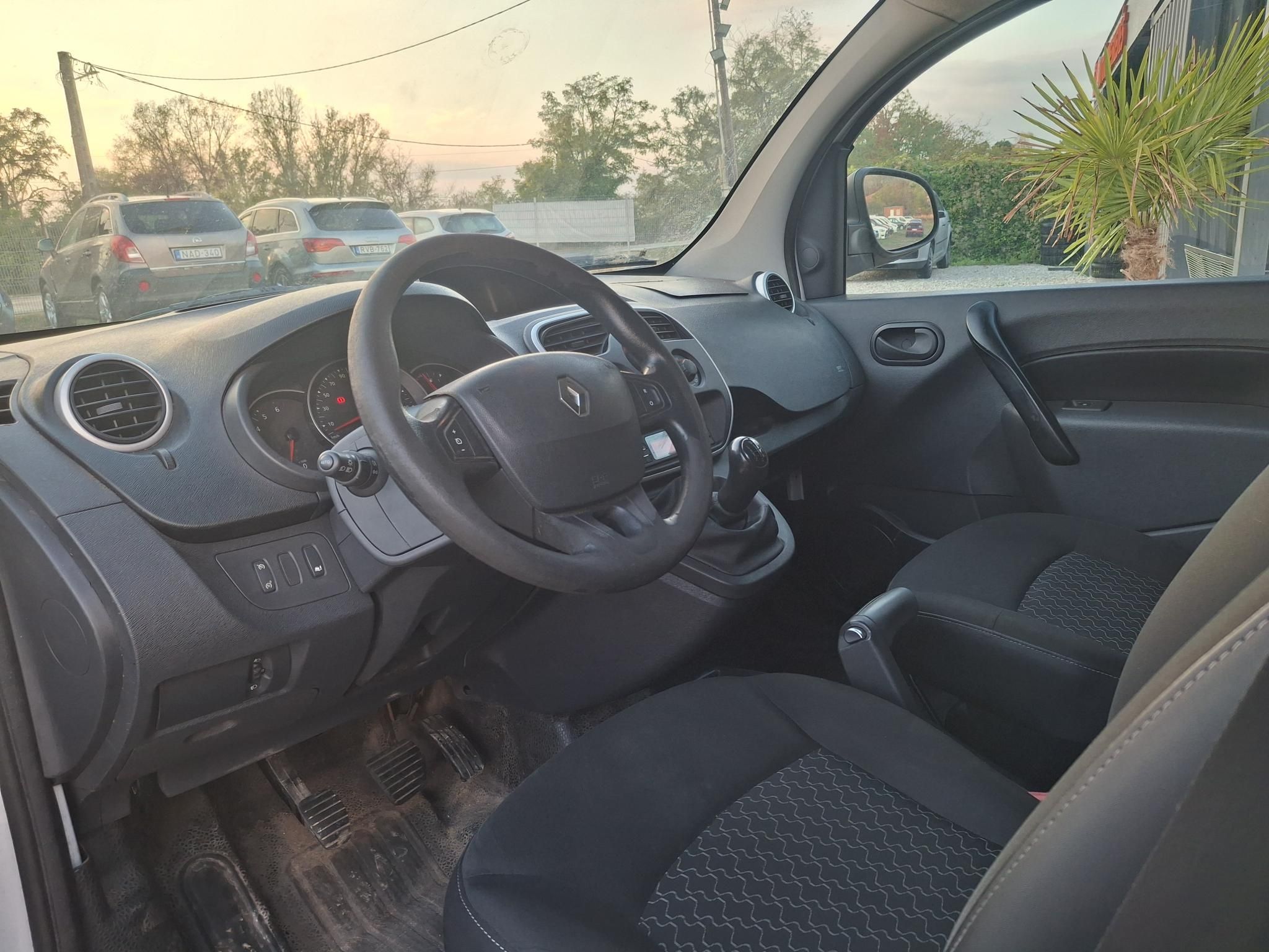 Renault Kangoo Express 1,5 dCi 66 kW manualna rok 2016, Węgry — zdjęcie 9 z 12