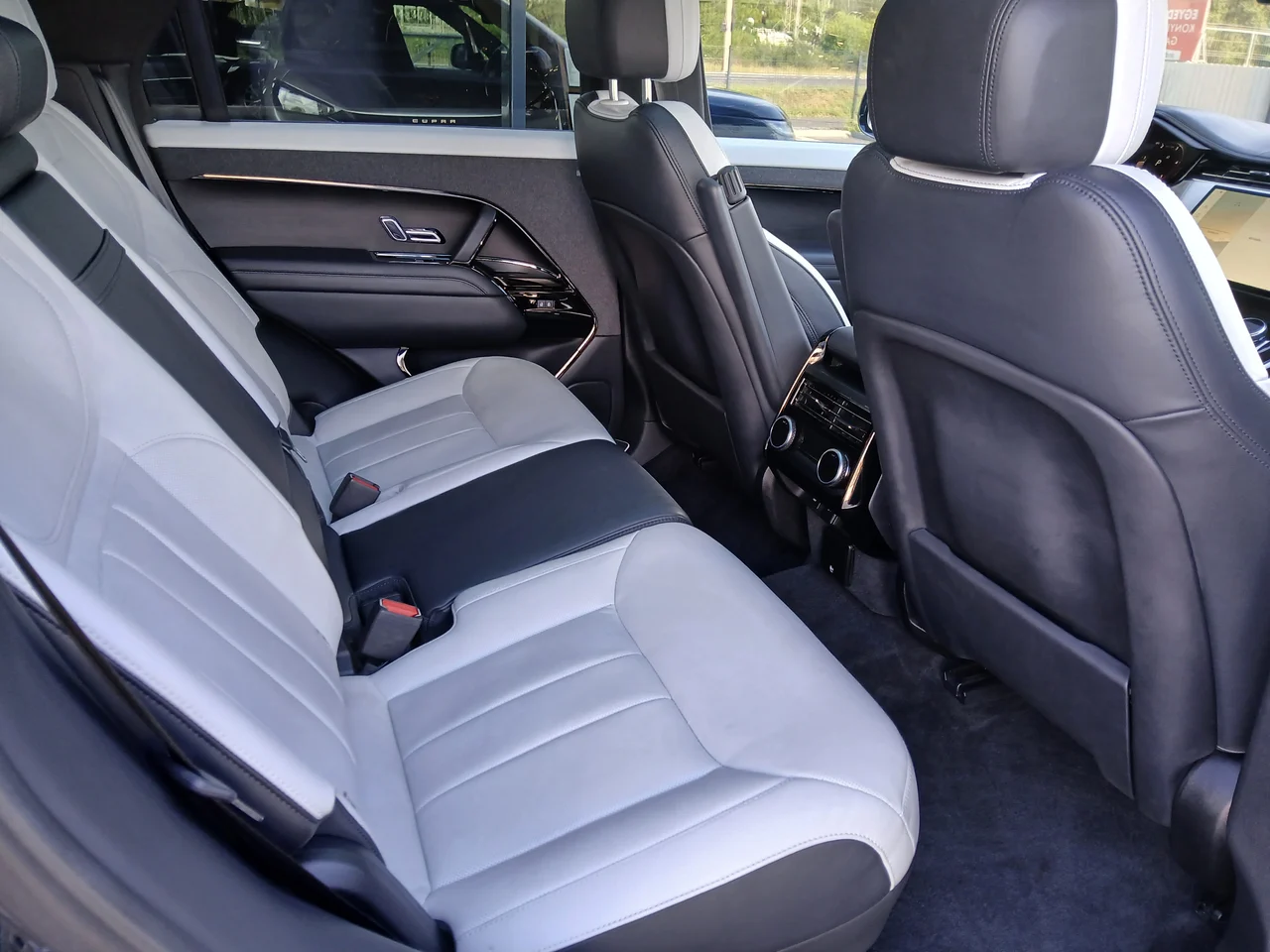 Land Rover Range Sport 4x4 3,0 258 kW automat rok 2023, fekete - metál, 35 429 km, Węgry — zdjęcie 11 z 12