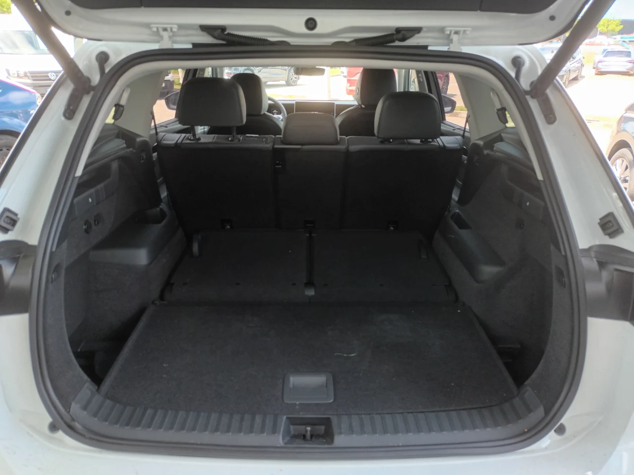 Volkswagen Tayron 2,0 TDI 110 kW DSG rok 2025, Hófehér, 13 500 km, Węgry — zdjęcie 7 z 8