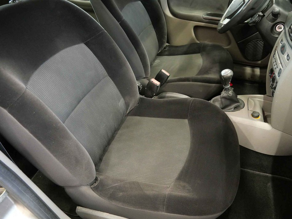 Renault Thalia 1,2 55 kW 1.2i manualna rok 2010, 145 780 km, Czechy — zdjęcie 12 z 17