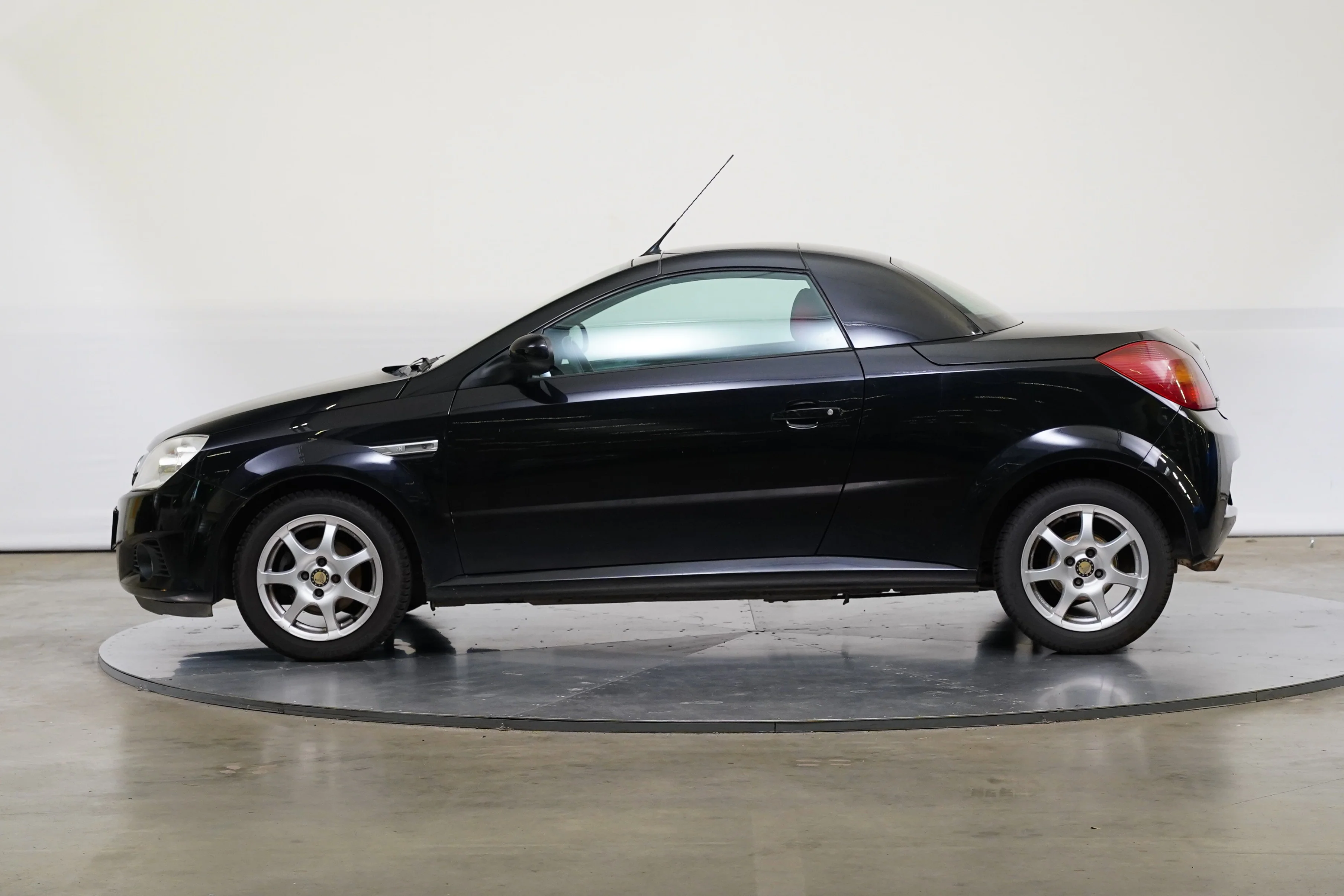 Opel Tigra 1,4 66 kW, Czechy — zdjęcie 3 z 6