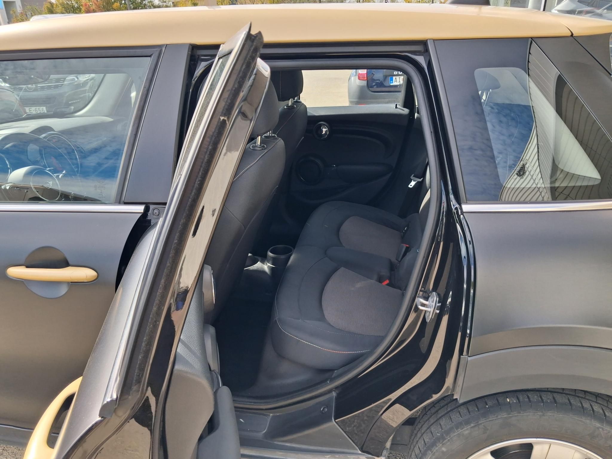 MINI Cooper 1,5 100 kW rok 2020, 102 166 km, Węgry — zdjęcie 7 z 11