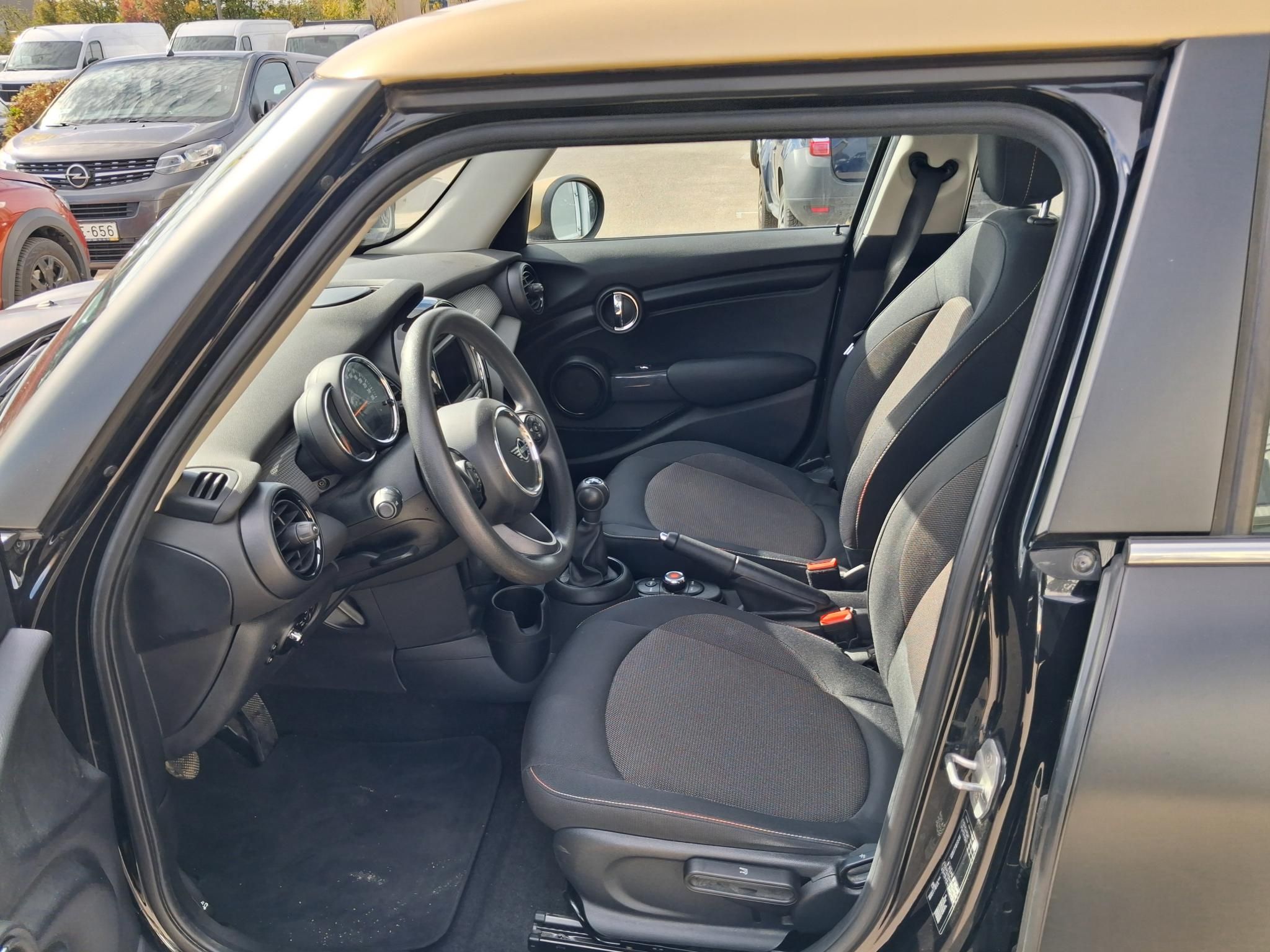 MINI Cooper 1,5 100 kW rok 2020, 102 166 km, Węgry — zdjęcie 8 z 11