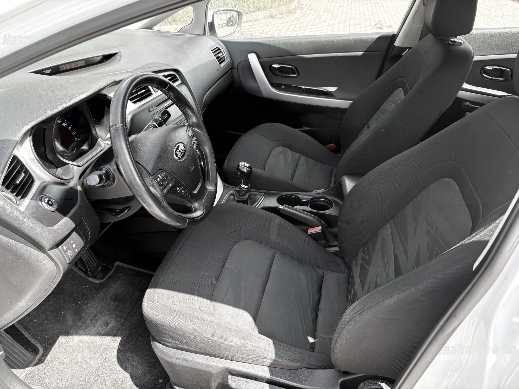 Kia 1,6 CRDi 81 kW manualna rok 2015, Węgry — zdjęcie 9 z 12