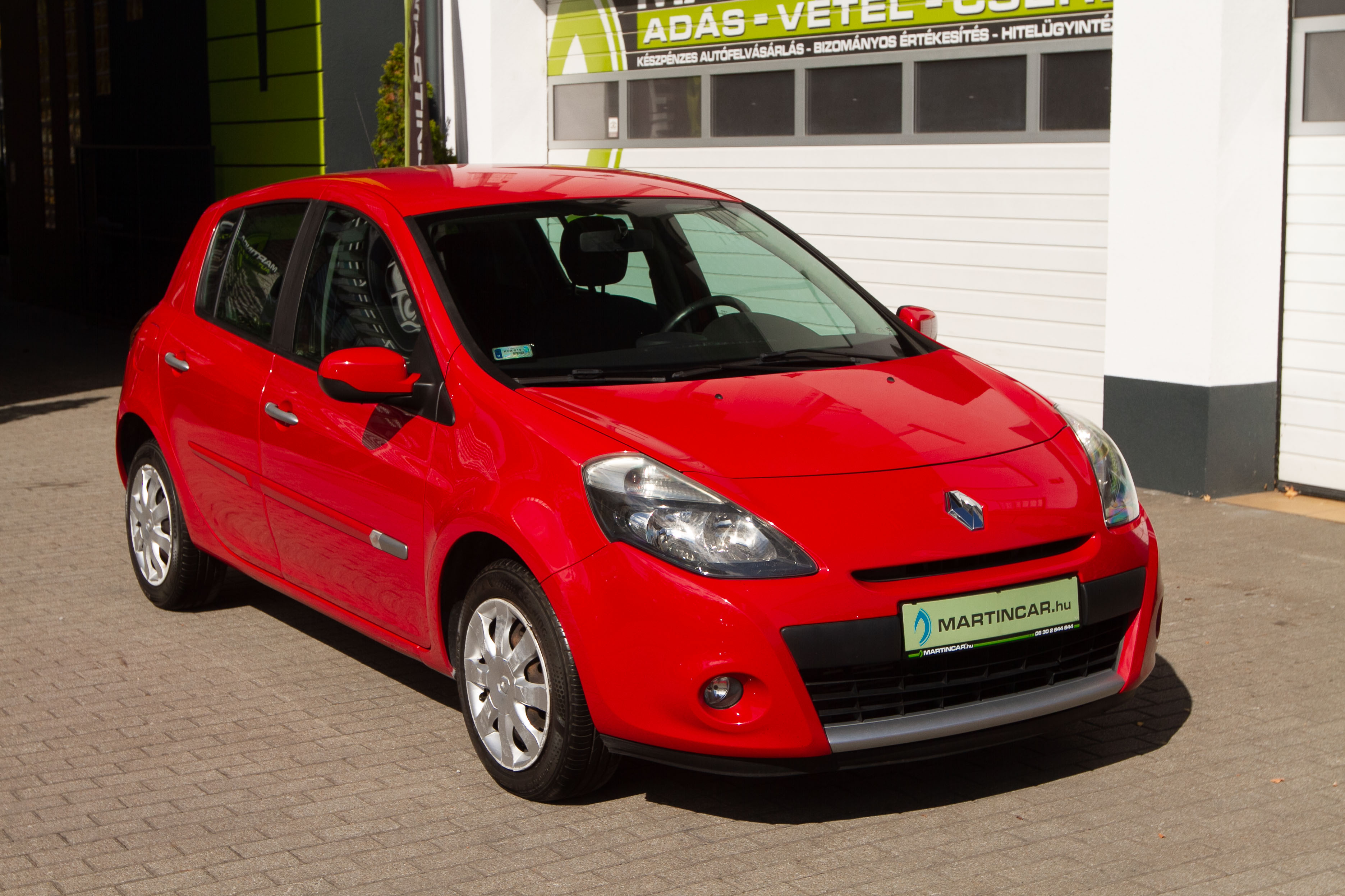 Renault Clio 1,5 dCi 55 kW manualna rok 2011, czerwony, 190 000 km, Węgry — zdjęcie 3 z 60