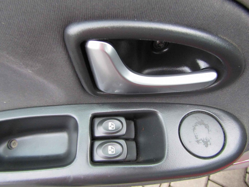Renault Thalia 55 kW 1.2 i manualna rok 2010, 144 560 km, Czechy — zdjęcie 11 z 17