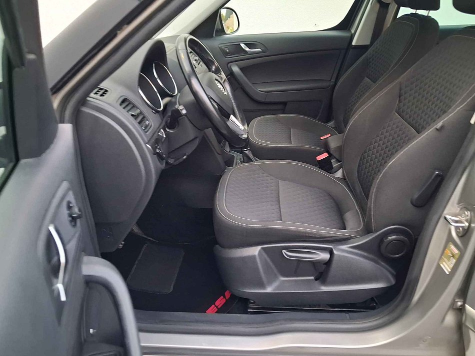 Škoda Yeti 4x4 110 kW 2.0 TDi manualna rok 2017, 215 346 km, Czechy — zdjęcie 9 z 17