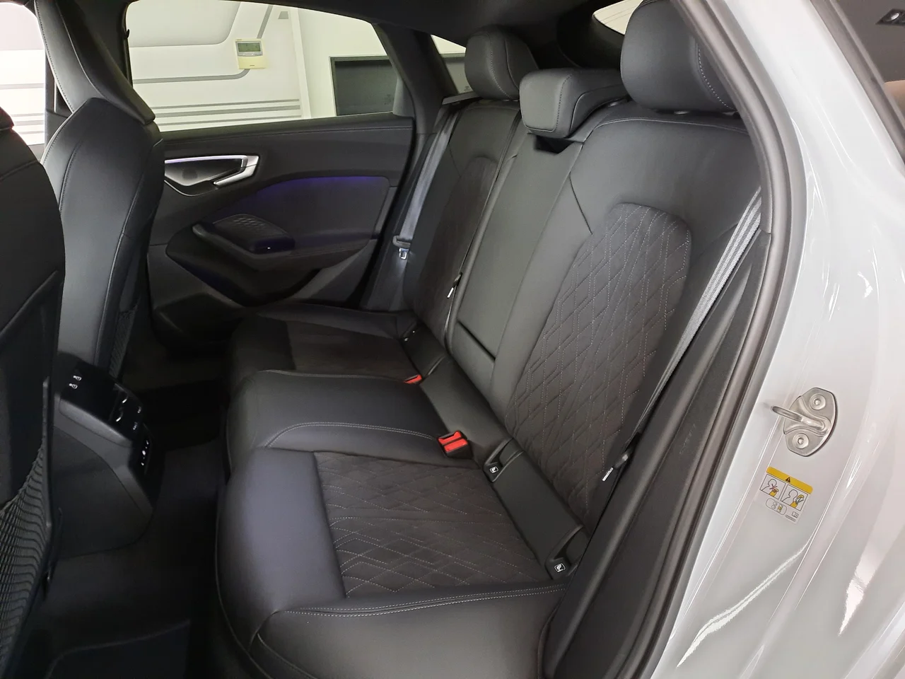 Audi A5 quattro 2,0 TDI 150 kW 150kW automat rok 2025, bílá metalická, 17 803 km, Czechy — zdjęcie 9 z 29