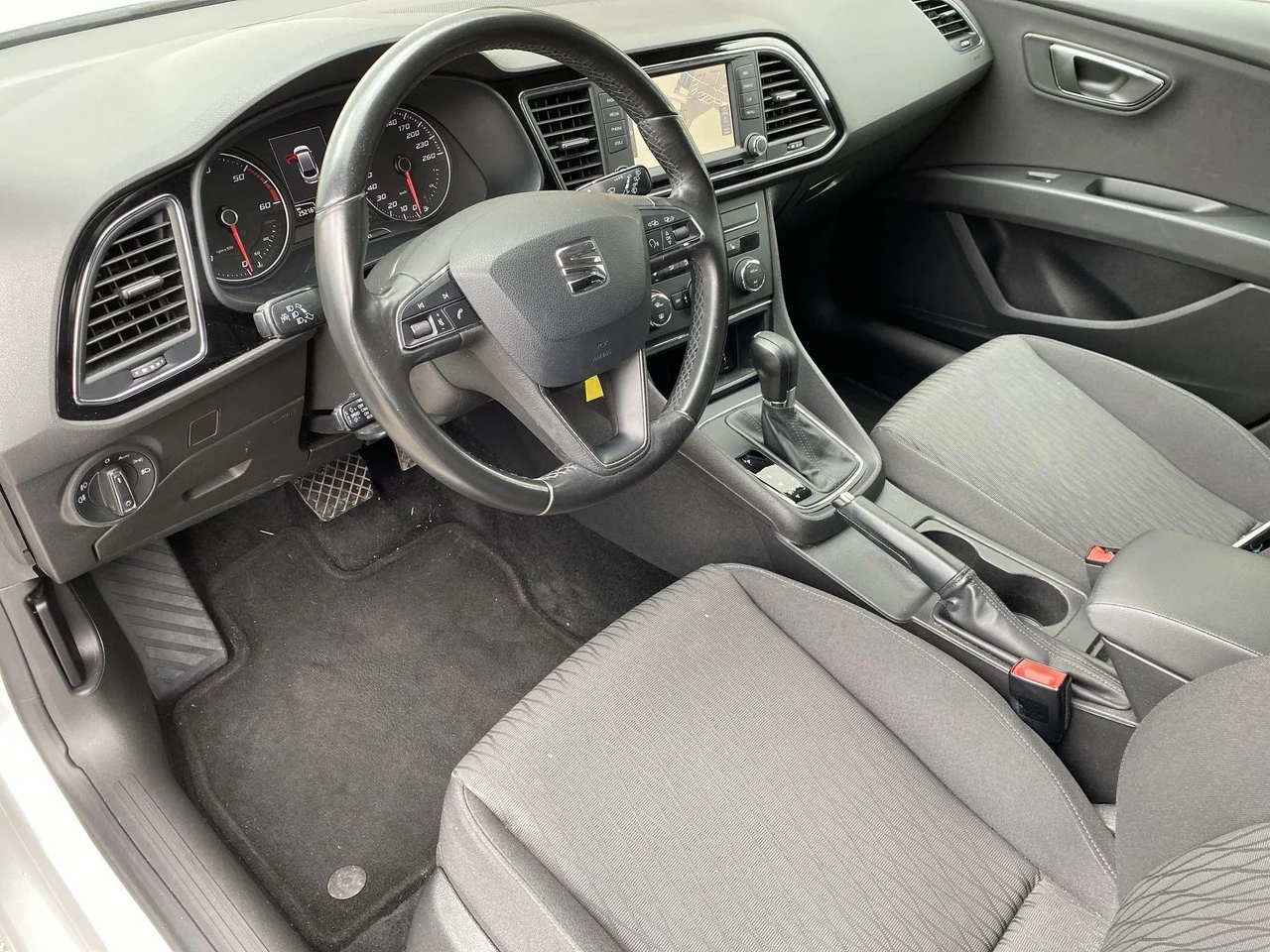 Seat Leon 1,6 81 kW automat rok 2016, stříbrná - metalická, 252 156 km, Czechy — zdjęcie 10 z 29