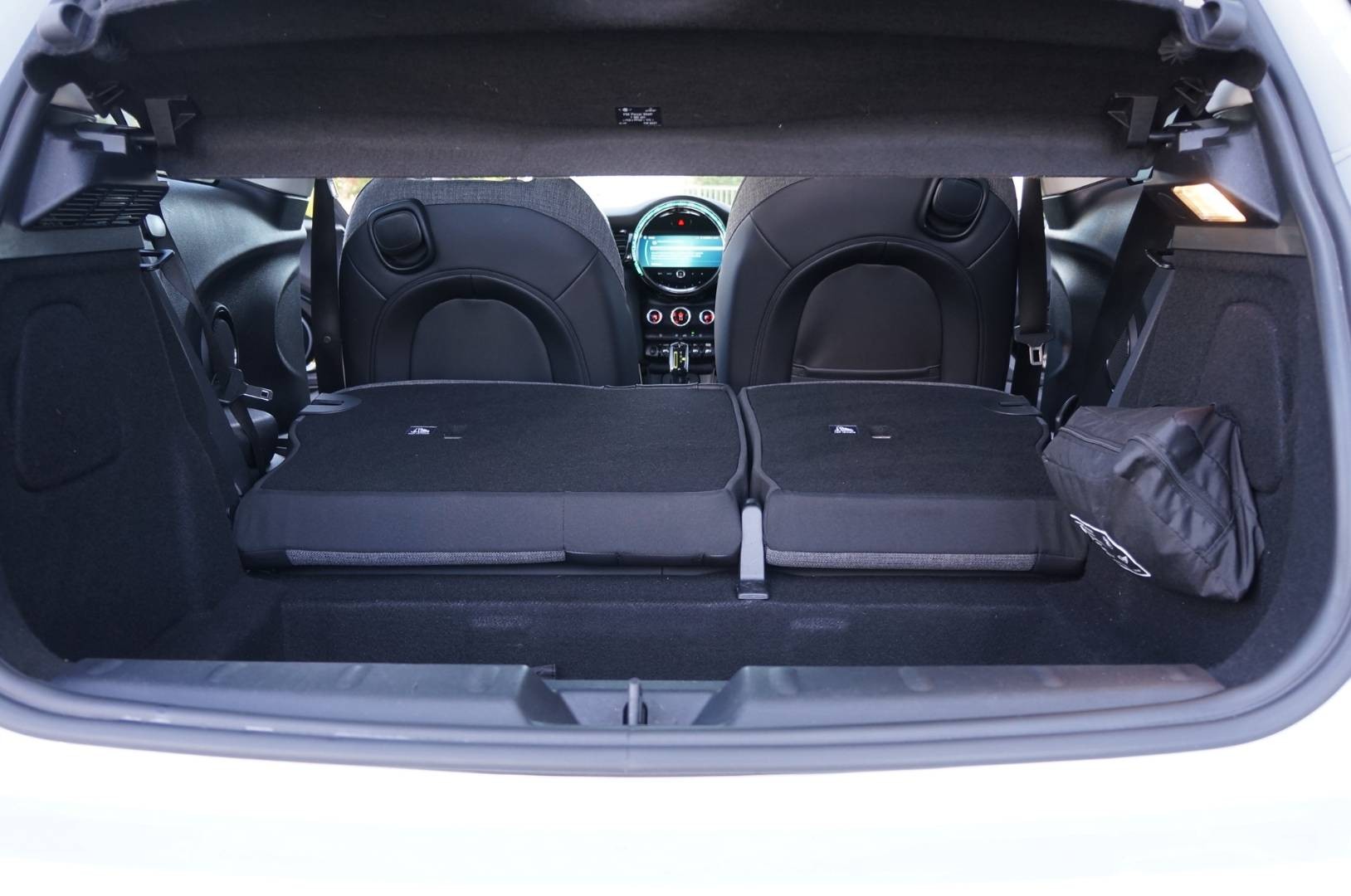 MINI Cooper E 135 kW automat rok 2021, biały, 44 400 km, Słowacja — zdjęcie 12 z 40