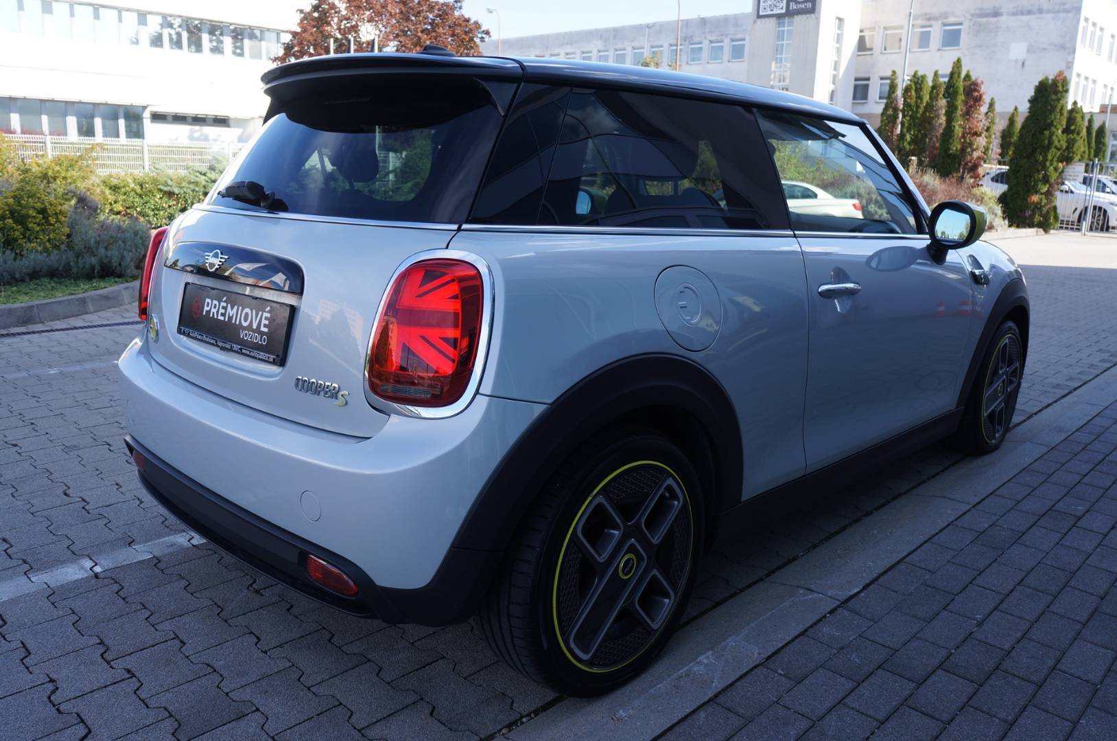 MINI Cooper E 135 kW automat rok 2021, biały, 44 400 km, Słowacja — zdjęcie 4 z 40