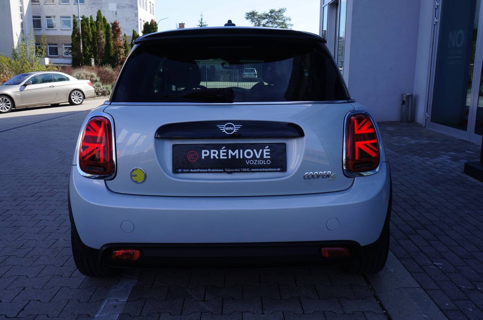 MINI Cooper E 135 kW automat rok 2021, biały, 44 400 km, Słowacja — zdjęcie 5 z 40