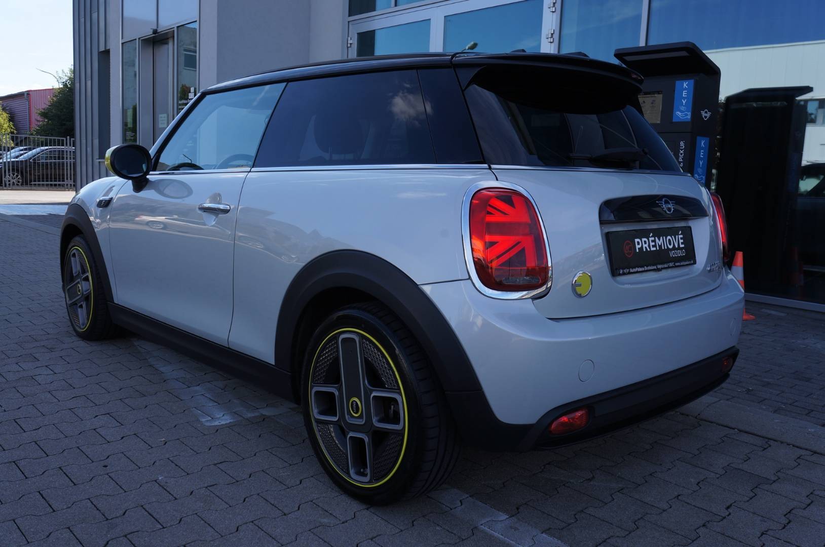MINI Cooper E 135 kW automat rok 2021, biały, 44 400 km, Słowacja — zdjęcie 7 z 40