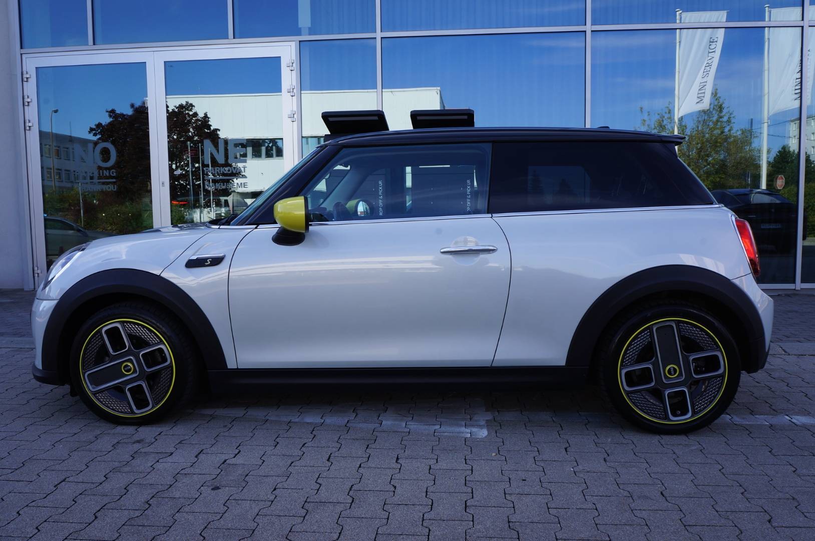 MINI Cooper E 135 kW automat rok 2021, biały, 44 400 km, Słowacja — zdjęcie 8 z 40