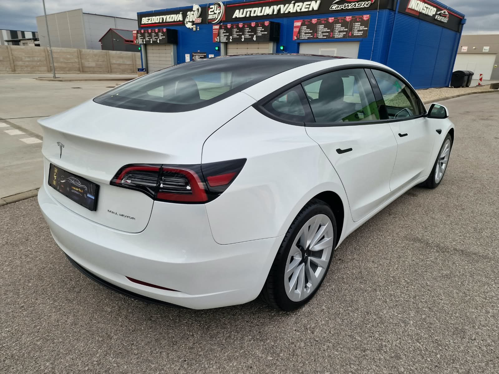 Tesla Model 3 366 kW automat, 370 km, Słowacja — zdjęcie 11 z 34