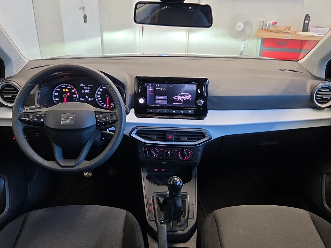 Seat Arona 1,0 TSI 70 kW manualna rok 2021, Nacht-Schwarz Met, 52 960 km, Austria — zdjęcie 15 z 15