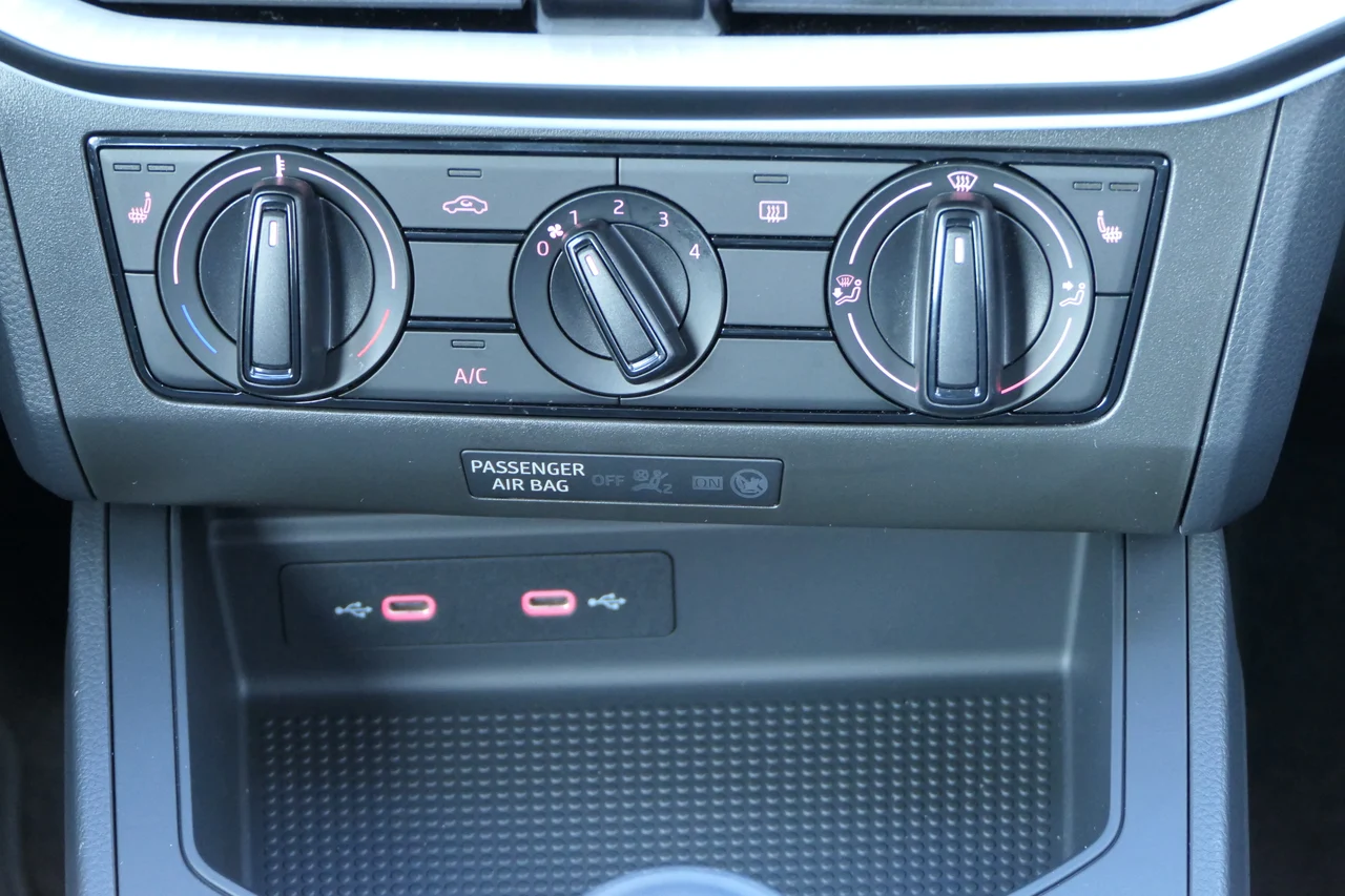 Seat Arona 1,0 TSI 70 kW manualna rok 2026, Candy-Weiß, 7802 km, Austria — zdjęcie 13 z 17