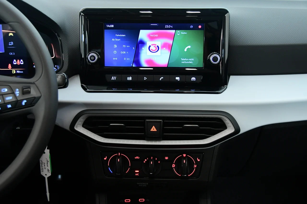 Seat Arona 1,0 TSI 70 kW manualna rok 2025, Candy-Weiß, 17 500 km, Austria — zdjęcie 11 z 14