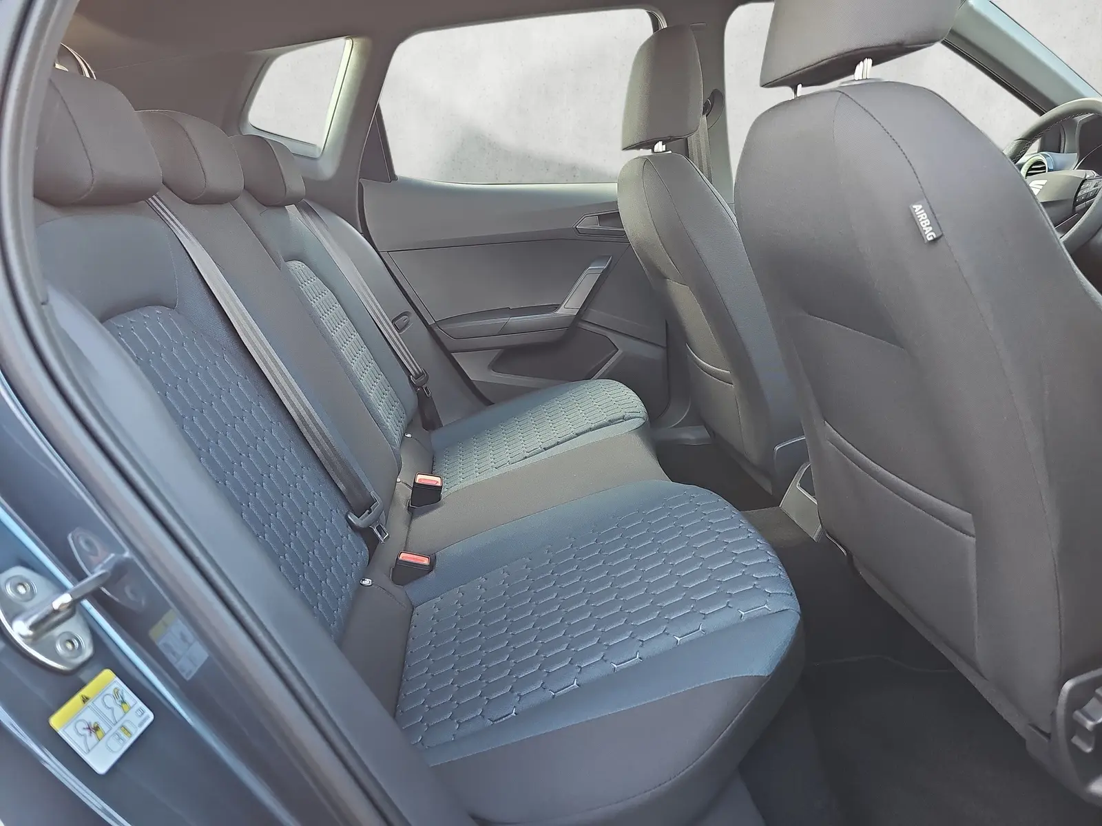 Seat Arona 70 kW 1.0 TSI manualna rok 2026, szary, 9 km, Niemcy — zdjęcie 13 z 22