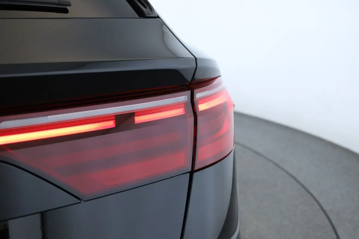 Audi SQ8 4x4 4,0 373 kW TFSI automat rok 2025, czarny, 46 100 km, Niemcy — zdjęcie 13 z 40