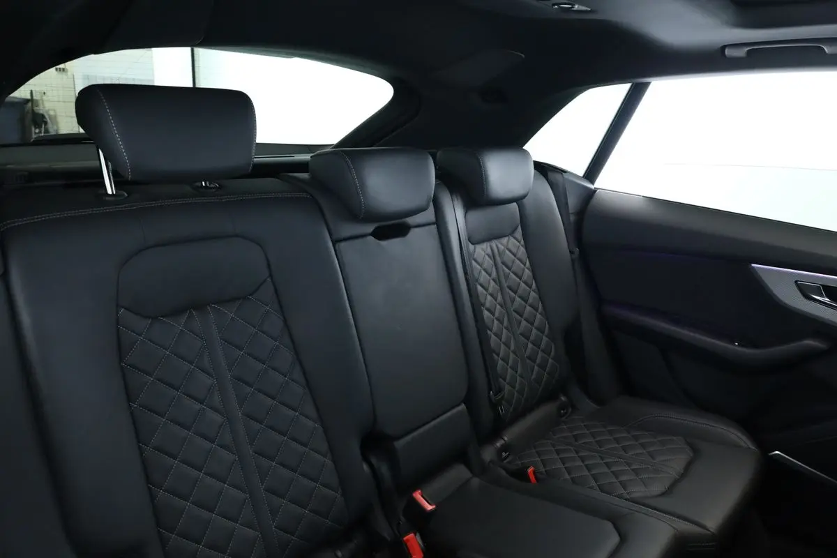 Audi SQ8 4x4 4,0 373 kW TFSI automat rok 2025, czarny, 46 100 km, Niemcy — zdjęcie 15 z 40
