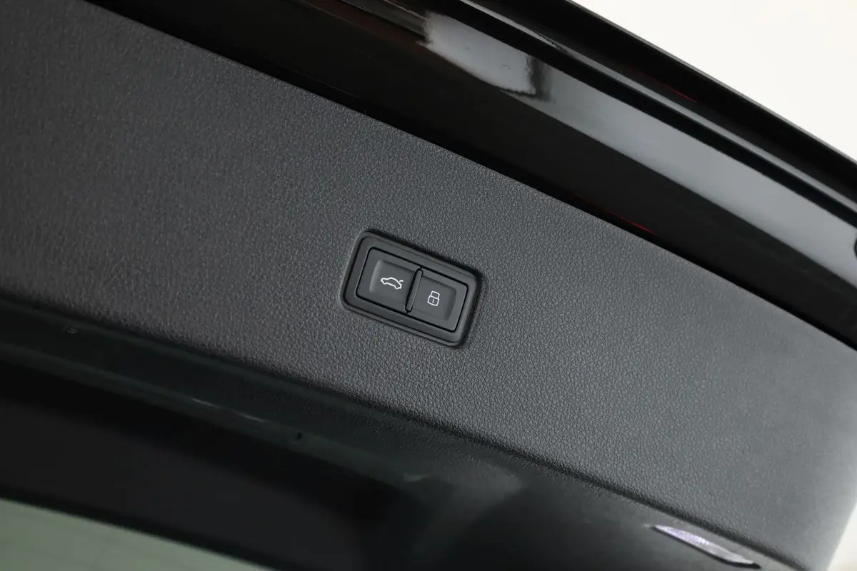 Audi SQ8 4x4 4,0 373 kW TFSI automat rok 2025, czarny, 24 900 km, Niemcy — zdjęcie 11 z 40