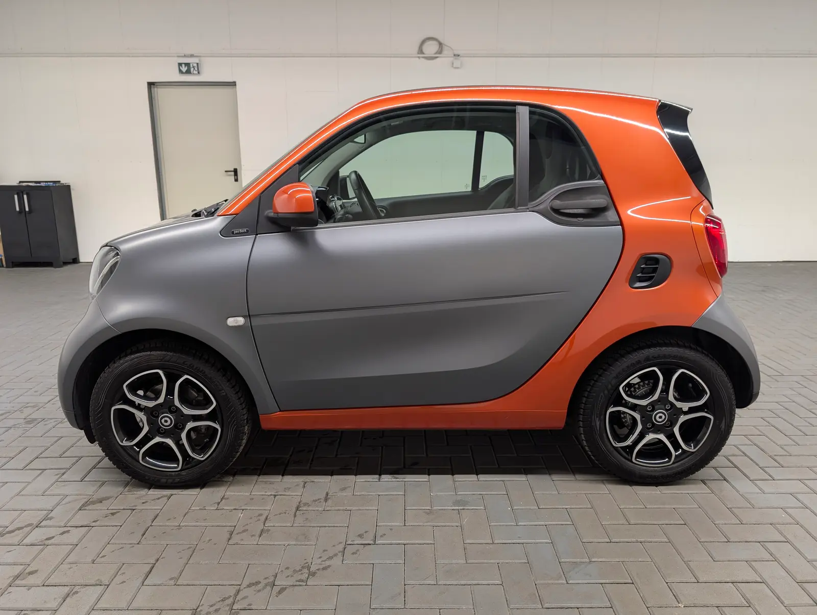 Smart Fortwo 0,9 66 kW manualna rok 2018, szary, 38 080 km, Niemcy — zdjęcie 2 z 18