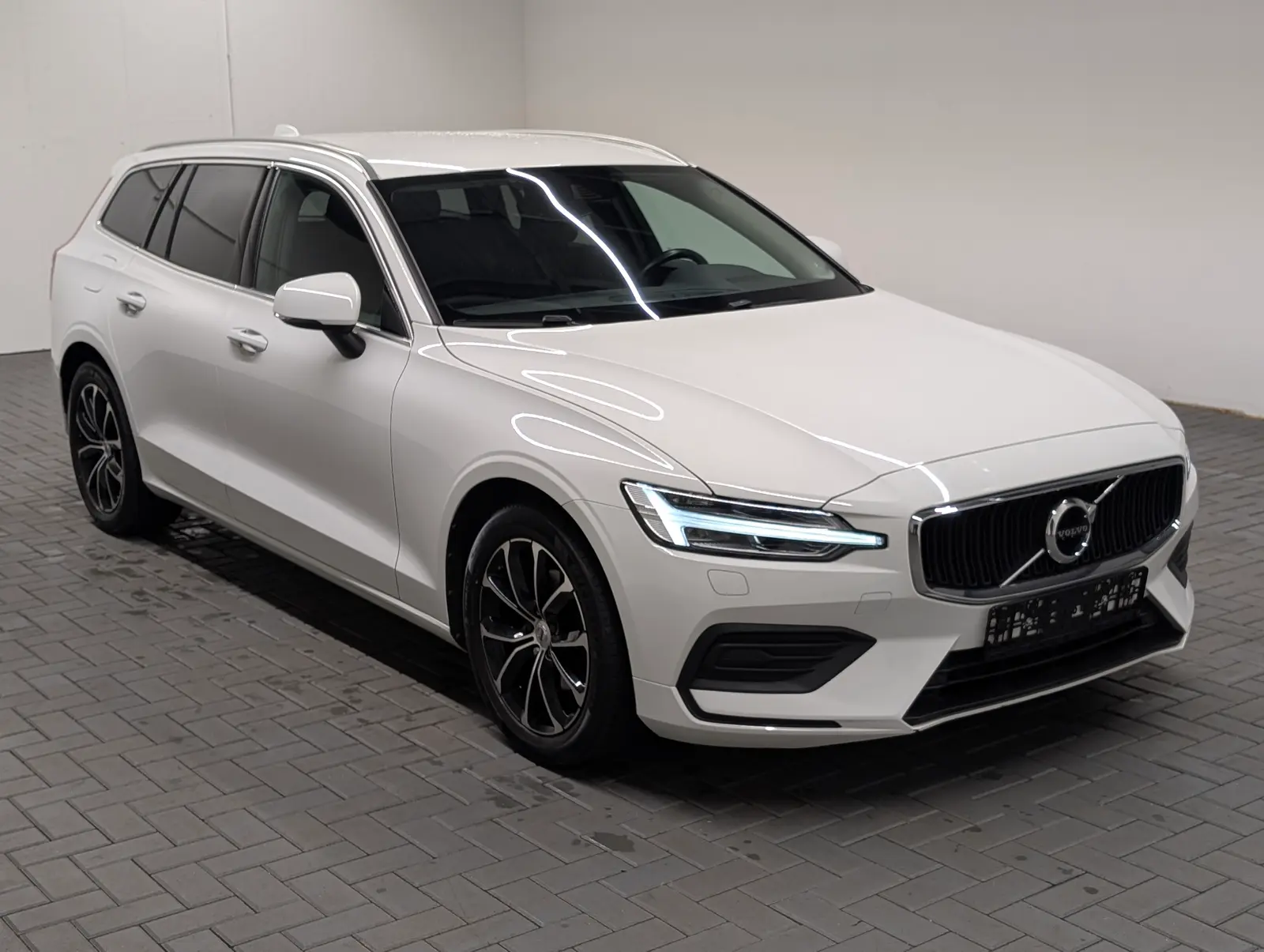 Volvo V60 2,0 140 kW automat rok 2020, biały, 85 650 km, Niemcy — zdjęcie 6 z 20