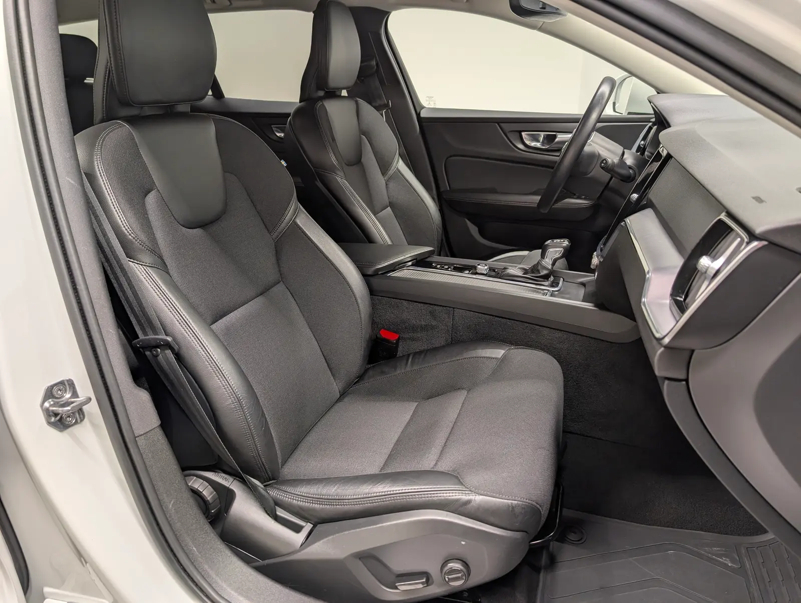 Volvo V60 2,0 140 kW automat rok 2020, biały, 85 650 km, Niemcy — zdjęcie 11 z 20